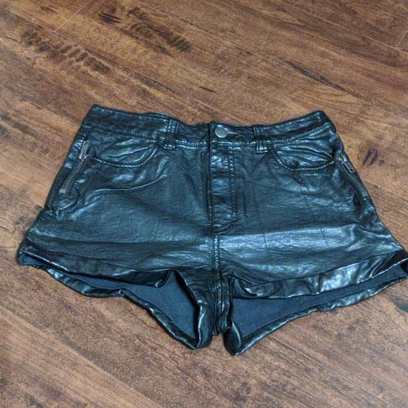 H&M divided faux leather shorts - Picture 1 of 3